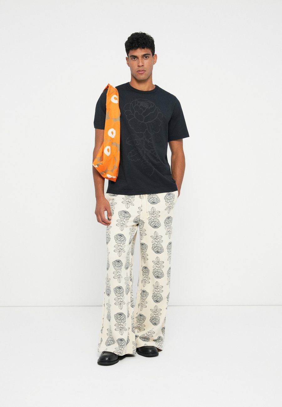 Футболка Marimekko VIHNE VIHKIRUUSU PLACEMENT UNISEX, Black/Dark Grey/Black
Футболка Marimekko VIHNE VIHKIRUUSU PLACEMENT UNISEX, Black/Dark Grey/Black