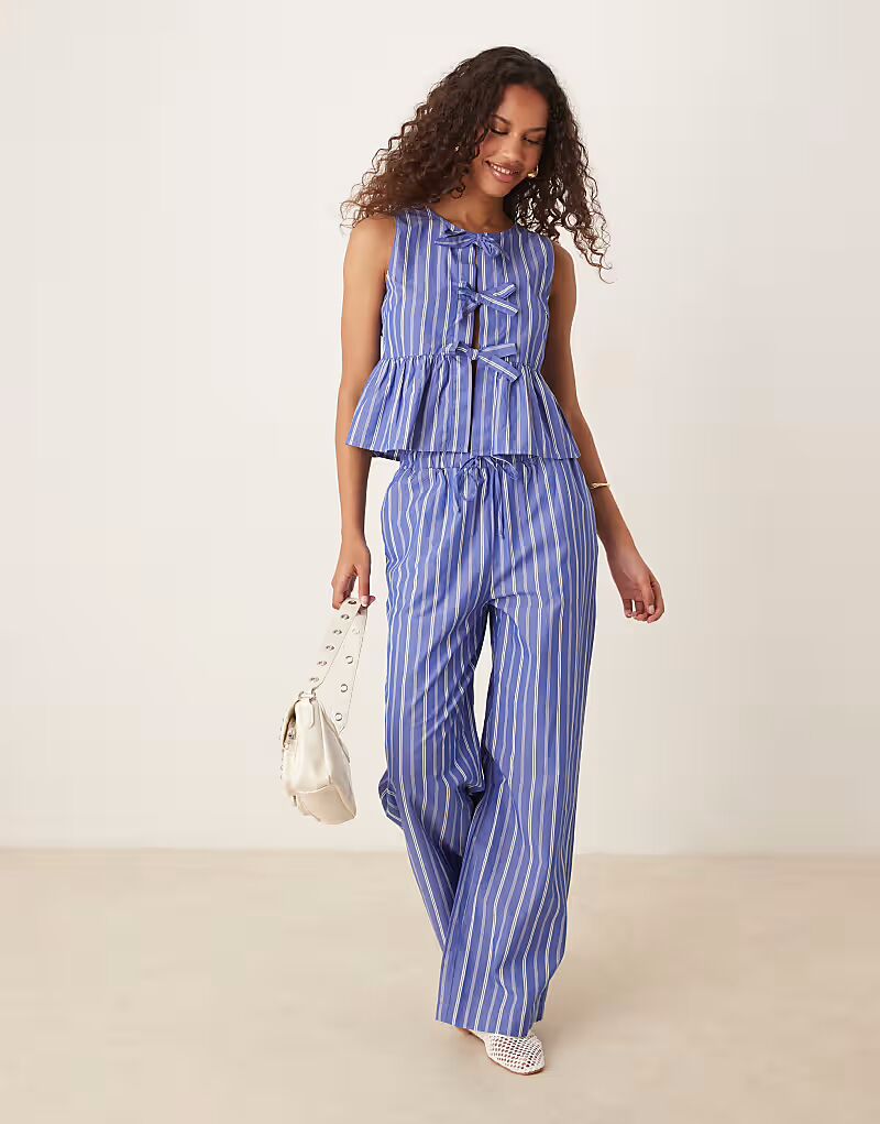 Свободные брюки из хлопкового поплина в синюю полоску Gina Tricot
Свободные брюки из хлопкового поплина в синюю полоску Gina Tricot