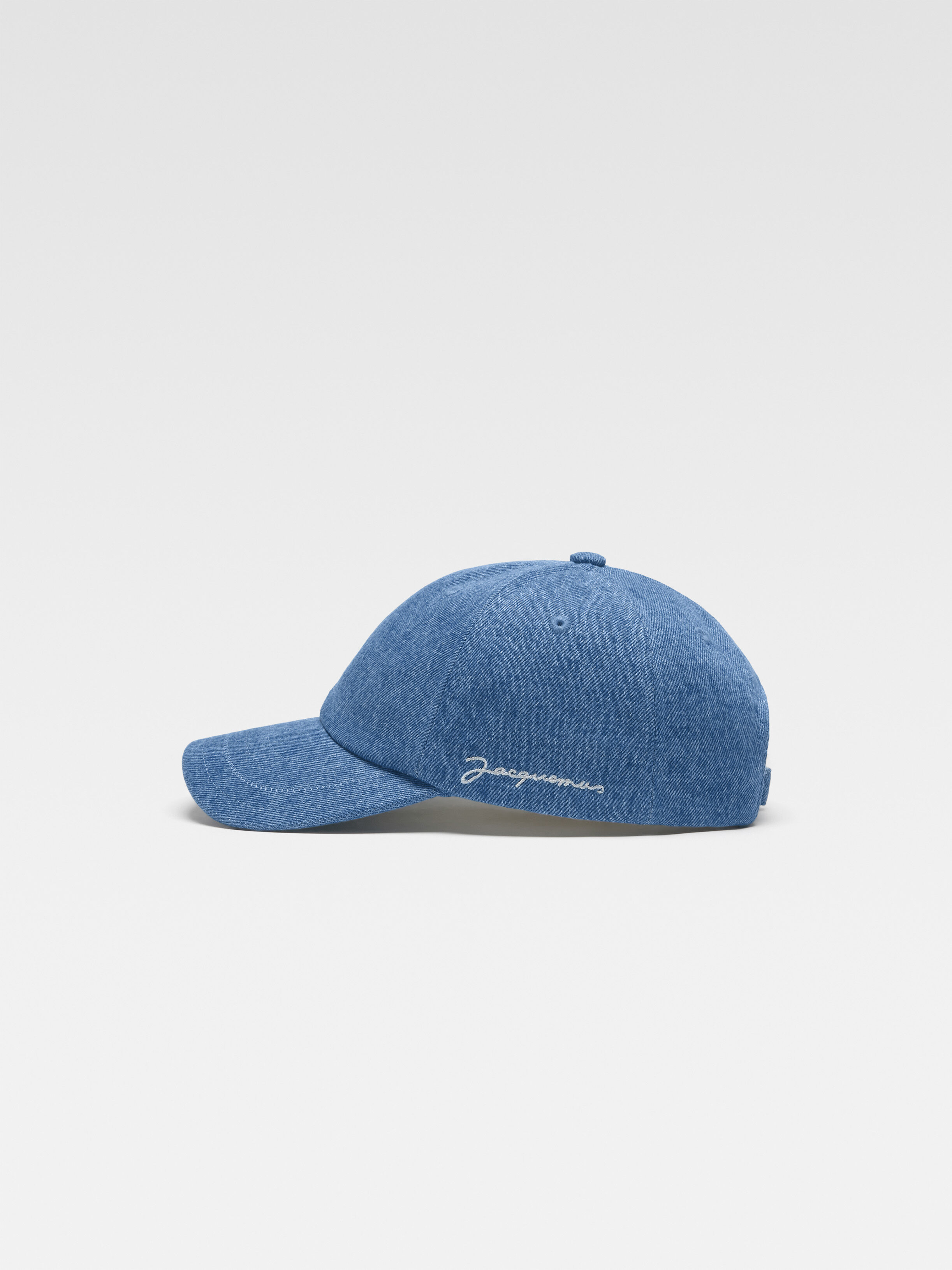 Фирменная бейсболка JACQUEMUS The Jacquemus cap, синий
Фирменная бейсболка JACQUEMUS The Jacquemus cap, синий