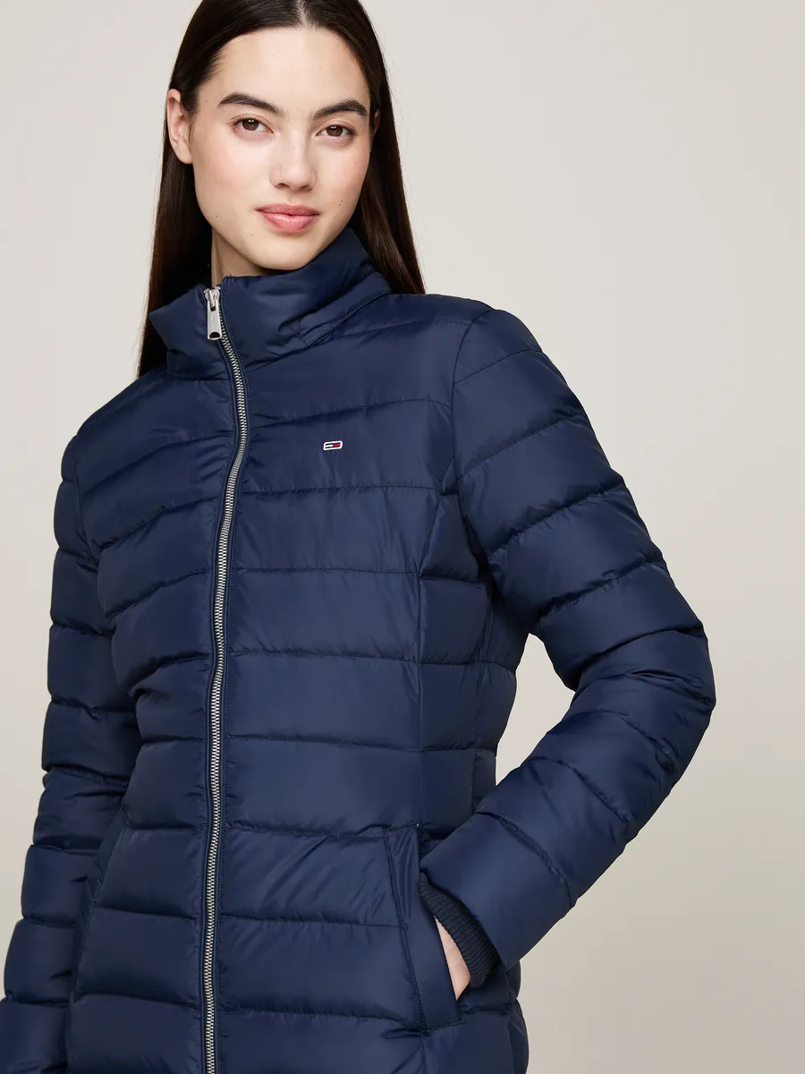 Стеганое пальто Tommy Jeans "TJW ESSENTIAL HOODED DOWN COAT", с искусственным мехом, вышивкой логотипа, синий
Стеганое пальто Tommy Jeans "TJW ESSENTIAL HOODED DOWN COAT", с искусственным мехом, вышивкой логотипа, синий