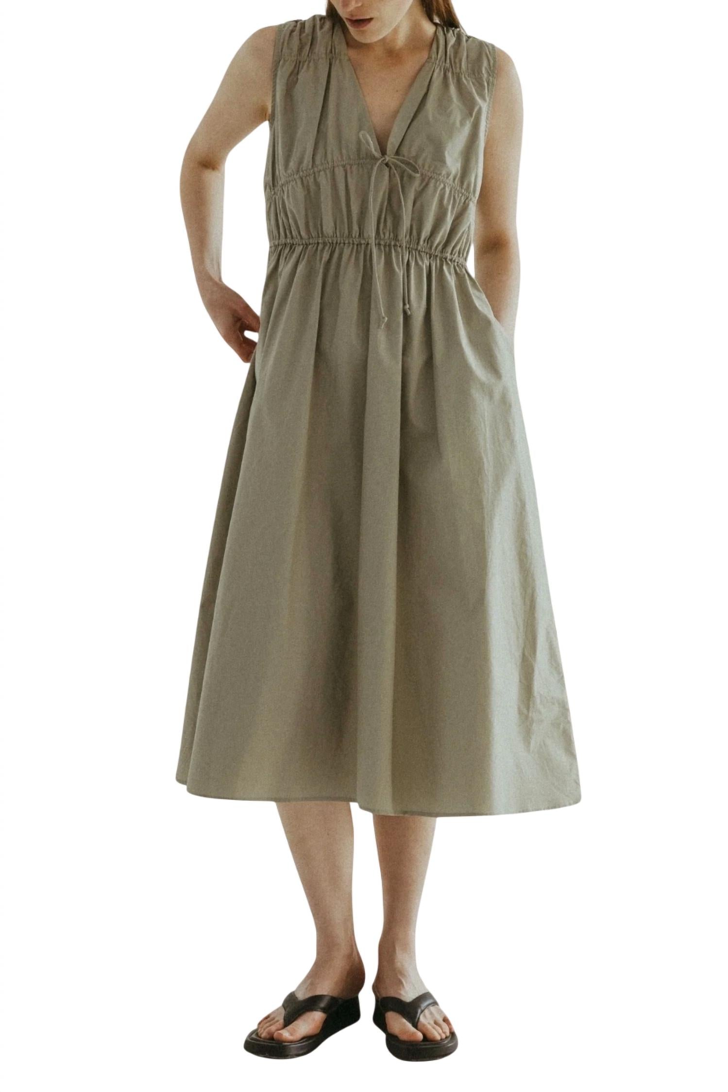 Платье миди из хлопка с завязками спереди в цвете Sage MOD REF
Платье миди из хлопка с завязками спереди в цвете Sage MOD REF