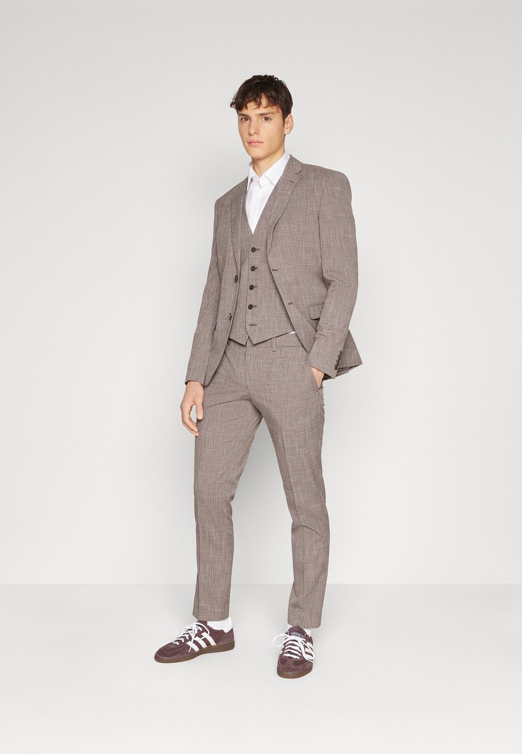 Костюм THE FASHION NOTCH SUIT Isaac Dewhirst, цвет brown
Костюм THE FASHION NOTCH SUIT Isaac Dewhirst, цвет brown