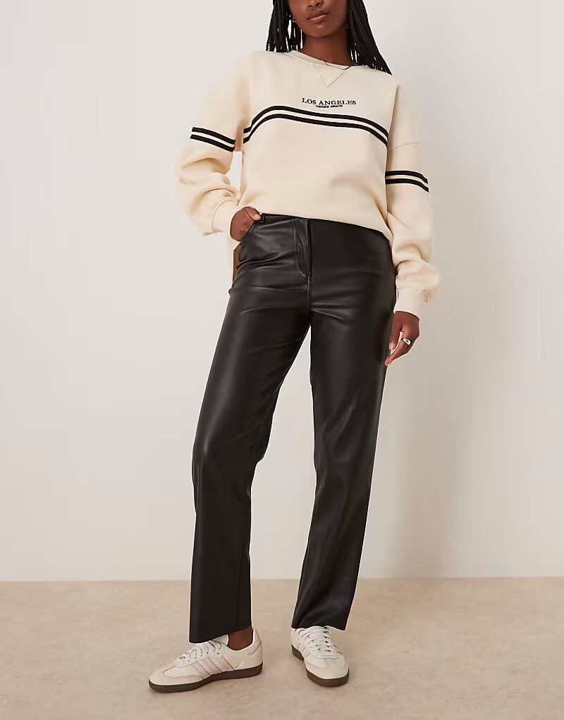 Брюки прямого кроя из искусственной кожи New Look черного цвета 
Брюки прямого кроя из искусственной кожи New Look черного цвета