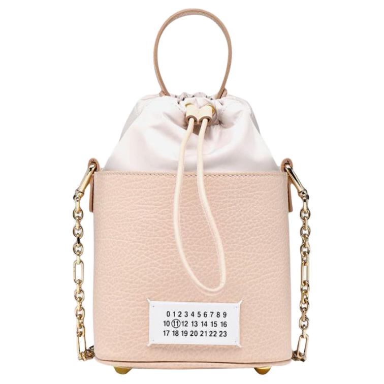 Maison Margiela Женская сумка из телячьей кожи бежевого цвета Beige
Maison Margiela Женская сумка из телячьей кожи бежевого цвета Beige