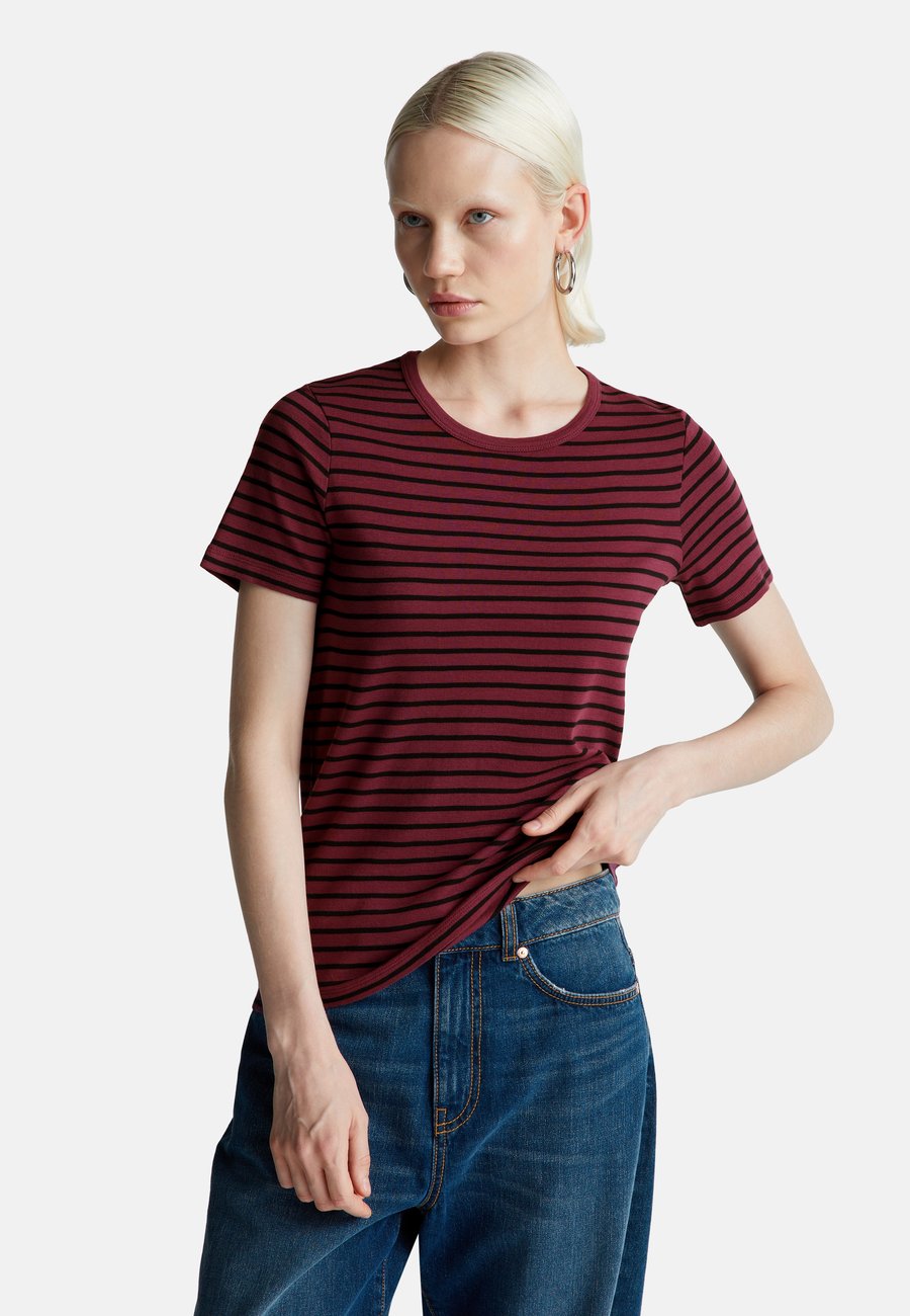 Футболка United Colors of Benetton CREW NECK STRIPED, Violet/Dark Red
Футболка United Colors of Benetton CREW NECK STRIPED, Violet/Dark Red