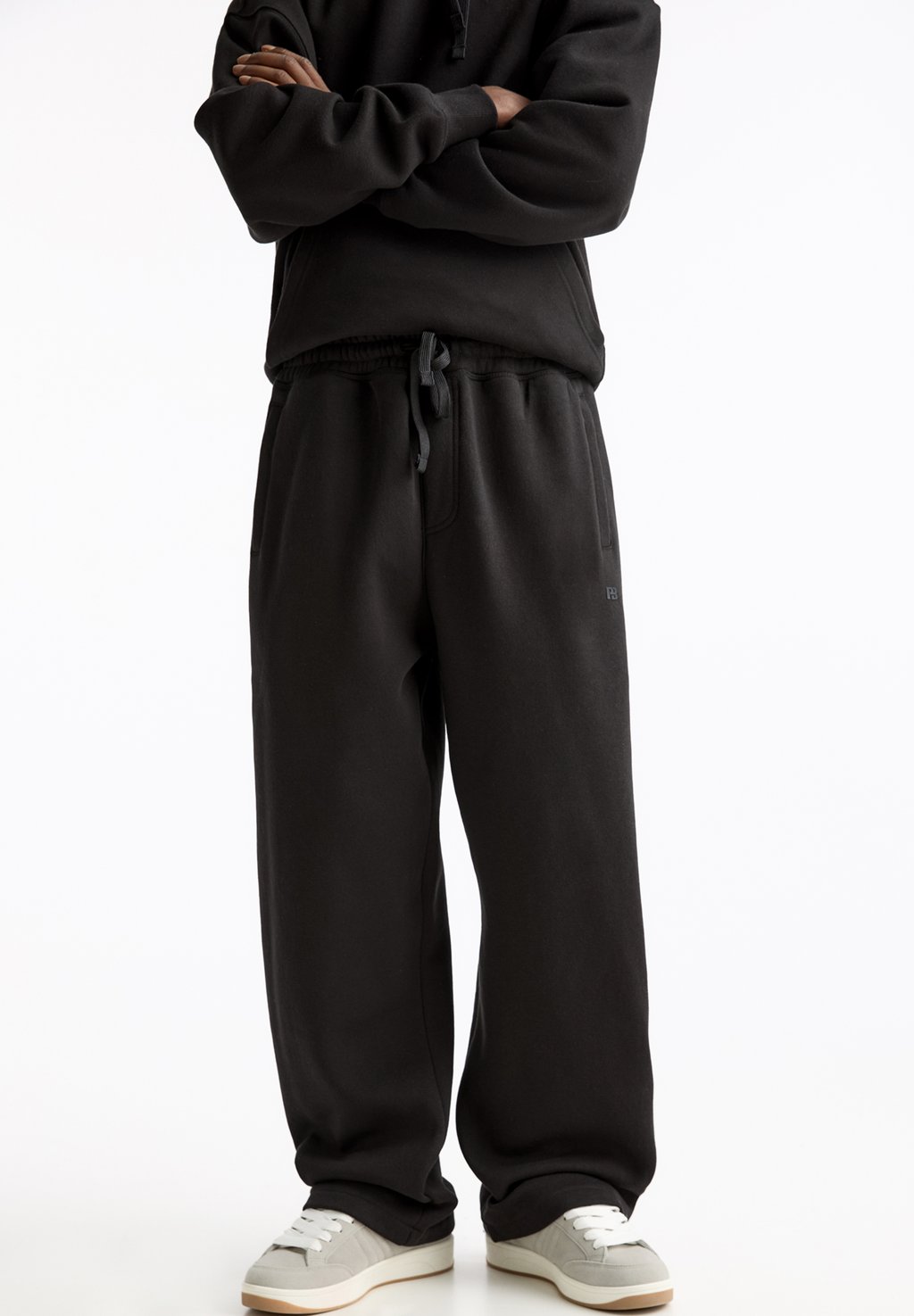 Спортивные брюки BAGGY PULL&BEAR, черный 
Спортивные брюки BAGGY PULL&BEAR, черный