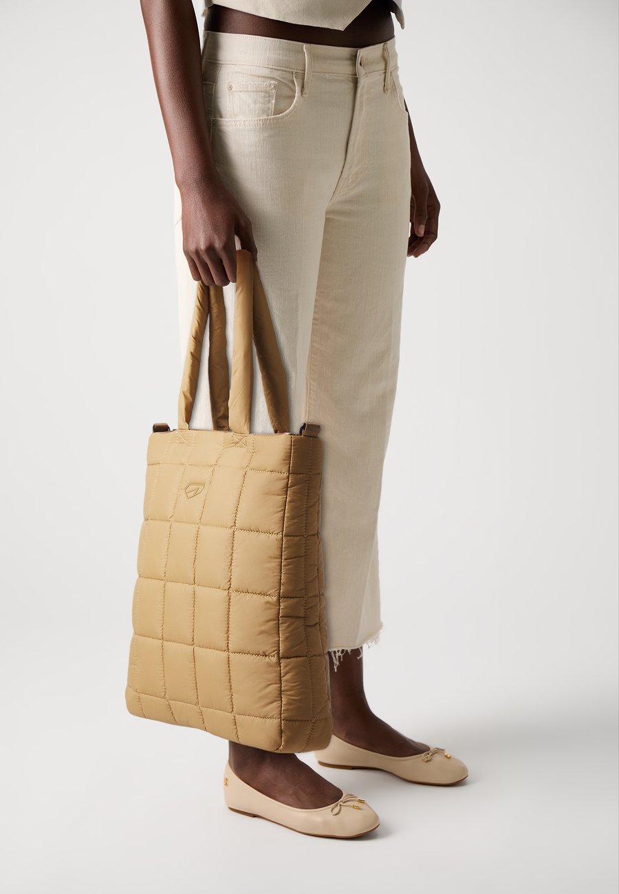 Сумка-шоппер ARKK Copenhagen PADDED LOGO SHOPPER UNISEX, Tan/Brown
Сумка-шоппер ARKK Copenhagen PADDED LOGO SHOPPER UNISEX, Tan/Brown