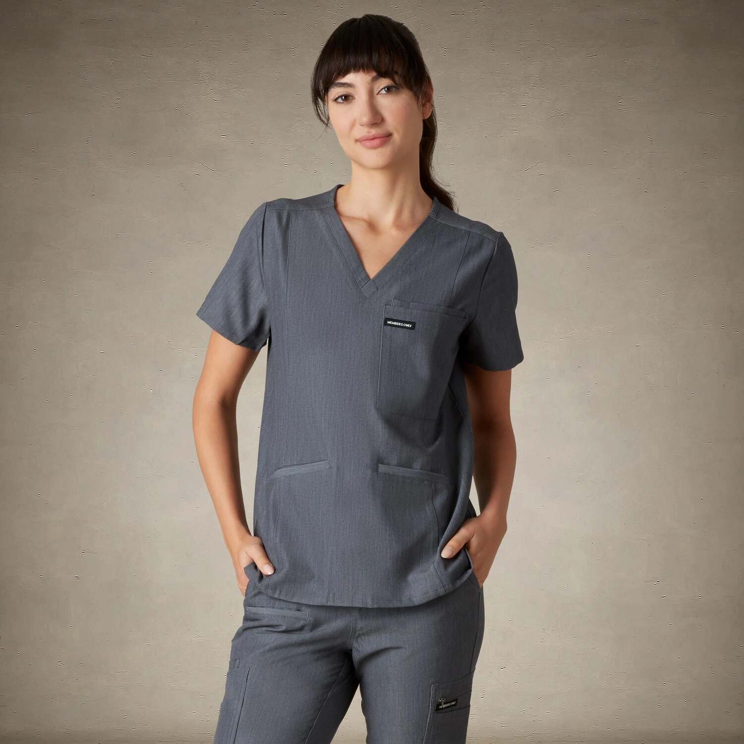 Сьена скраб топ с пятью карманами Members Only, графитовый
Сьена скраб топ с пятью карманами Members Only, графитовый