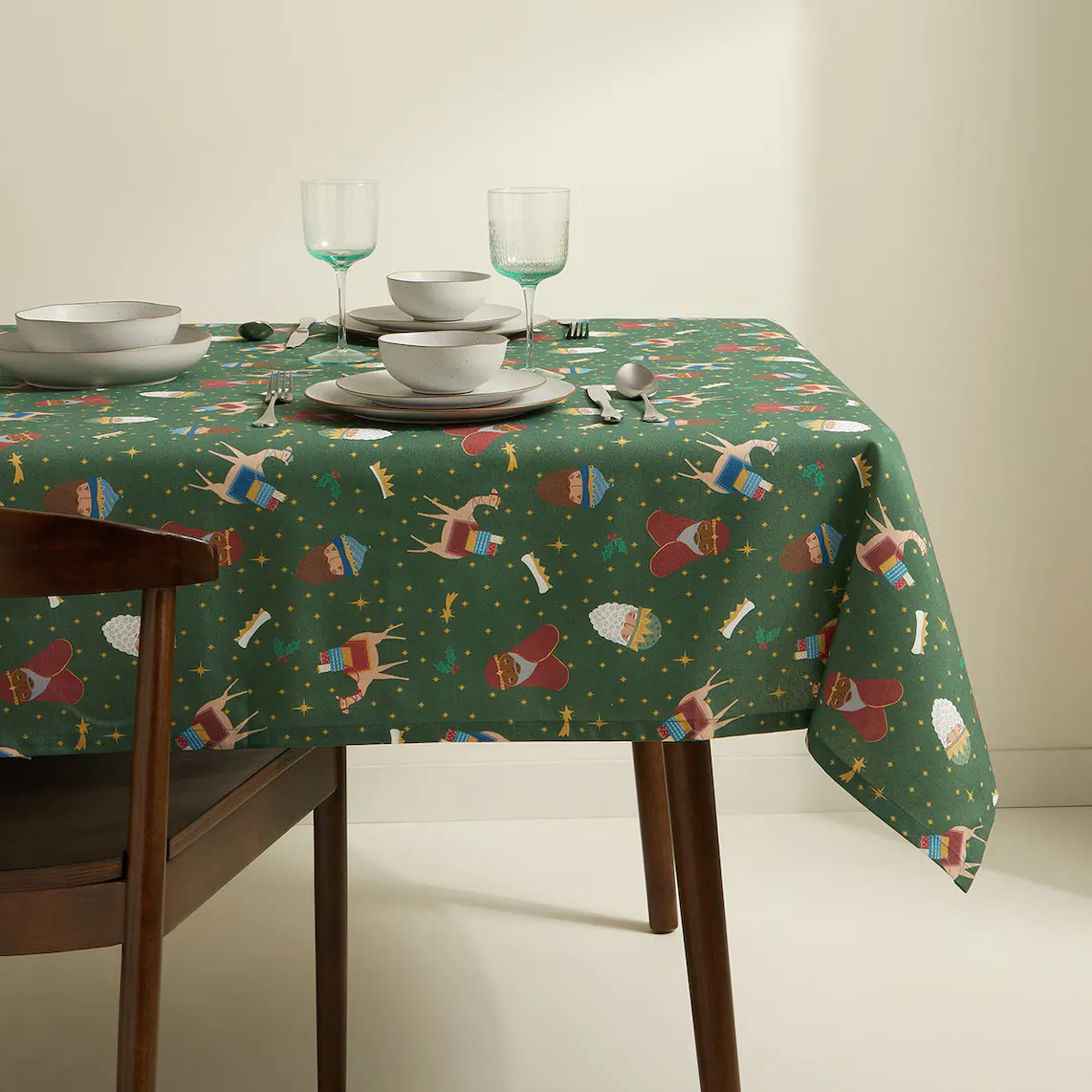 Скатерть устойчивая к пятнам из смолы Three Wise Men Christmas Basics El Corte Inglés, зеленый
Скатерть устойчивая к пятнам из смолы Three Wise Men Christmas Basics El Corte Inglés, зеленый