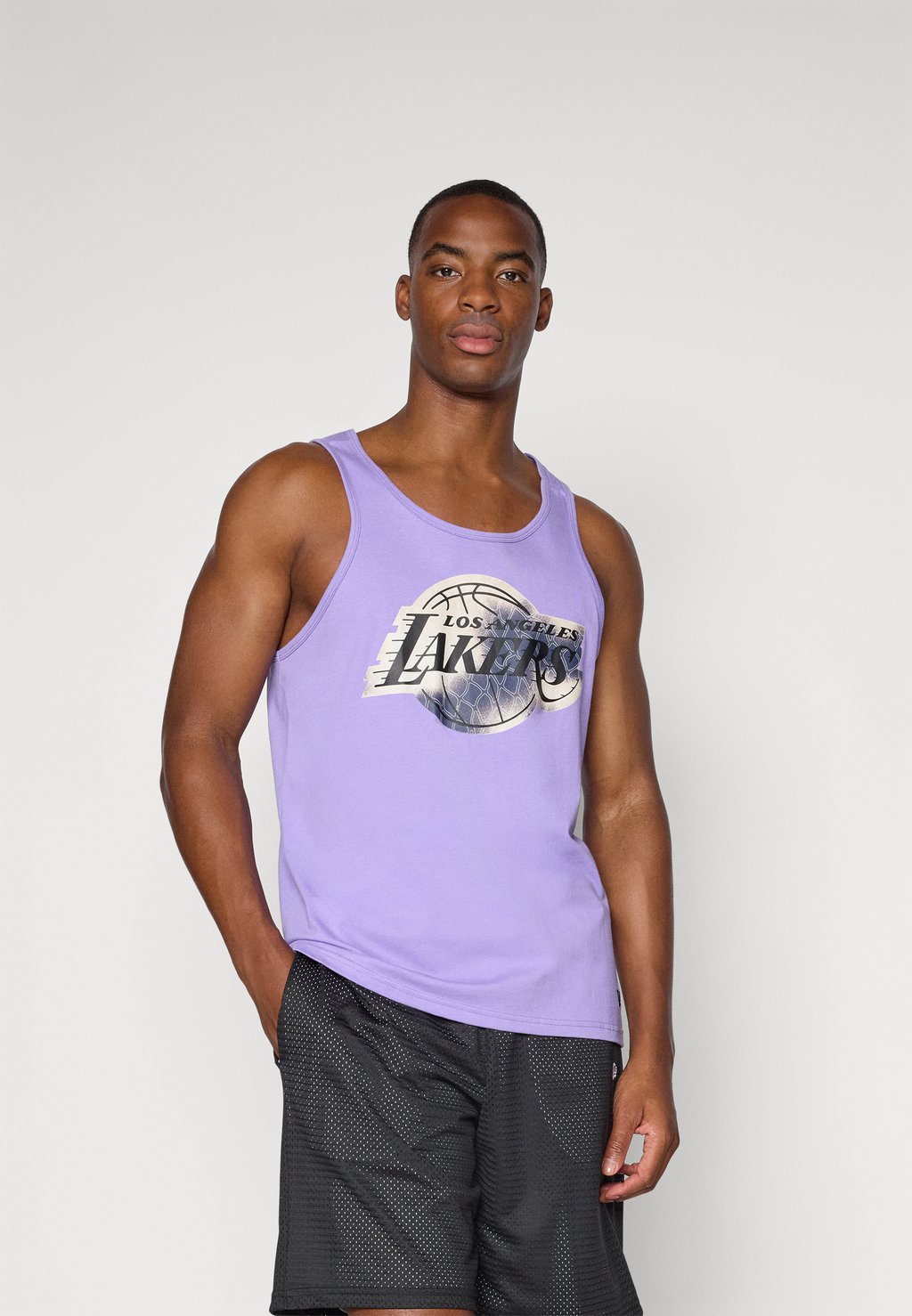 Майка NBA LOS ANGELES LAKERS INFILL TANK - Club wear New Era, сиреневый
Майка NBA LOS ANGELES LAKERS INFILL TANK - Club wear New Era, сиреневый