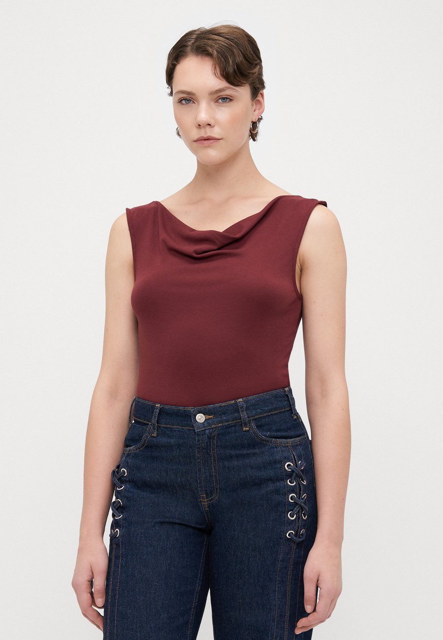 Топ Vero Moda Tall VMJOLENE WATERFALL, Tawny Port/Bordeaux
Топ Vero Moda Tall VMJOLENE WATERFALL, Tawny Port/Bordeaux