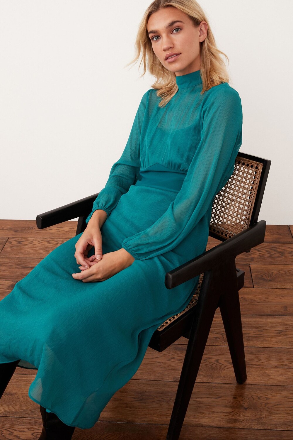 Прозрачное многослойное платье миди с длинными рукавами и воротником стойкой Next, синий
Прозрачное многослойное платье миди с длинными рукавами и воротником стойкой Next, синий