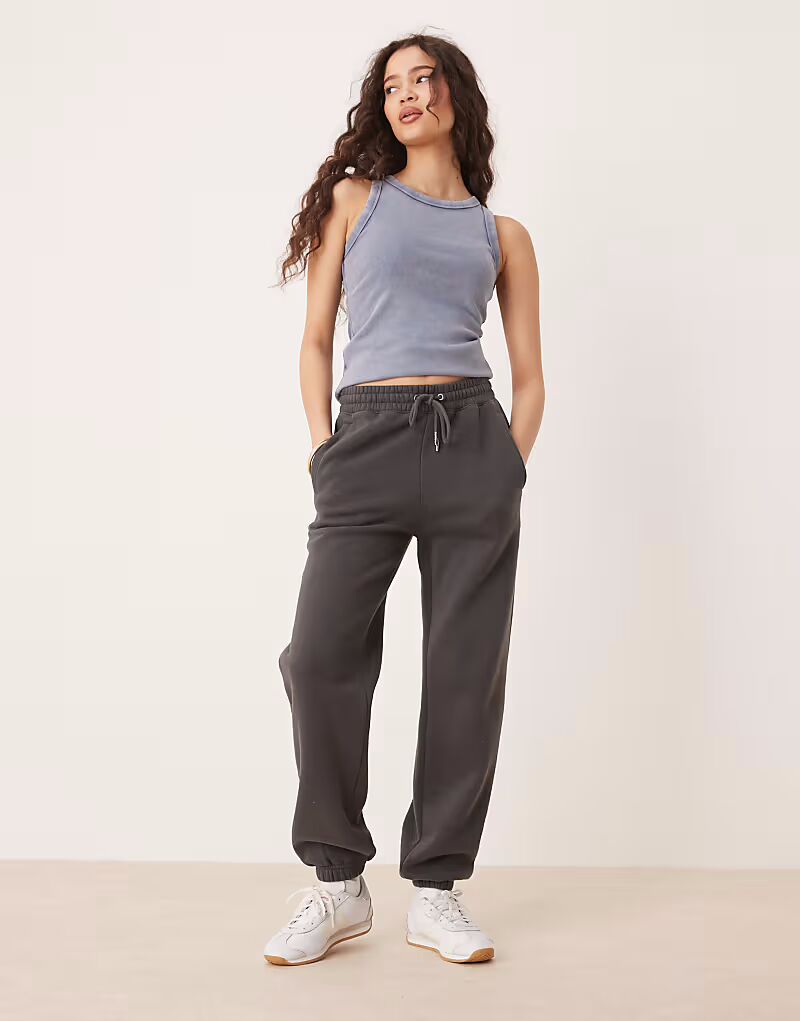 Свободные спортивные брюки с высокой посадкой и манжетами от Abercrombie & Fitch в угольно-черном цвете
Свободные спортивные брюки с высокой посадкой и манжетами от Abercrombie & Fitch в угольно-черном цвете