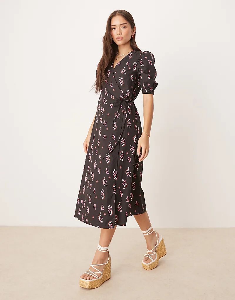 Гламурное платье миди Wrap с черно-розовым мотивом
Гламурное платье миди Wrap с черно-розовым мотивом