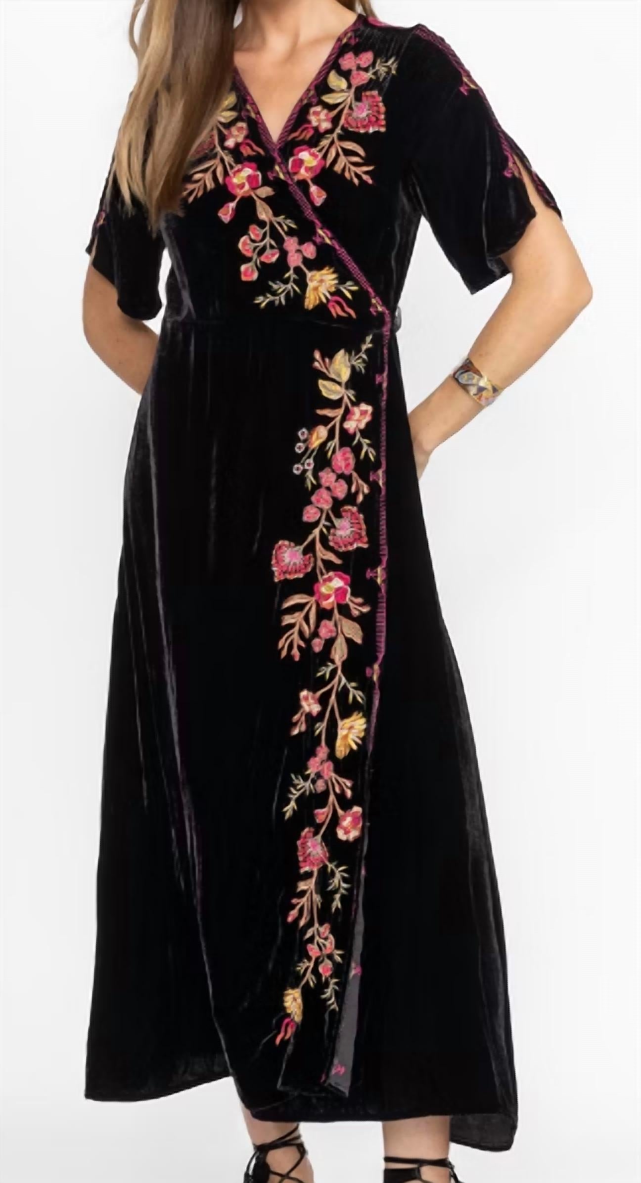 Платье-халат Lilith в черном цвете Johnny Was
Платье-халат Lilith в черном цвете Johnny Was