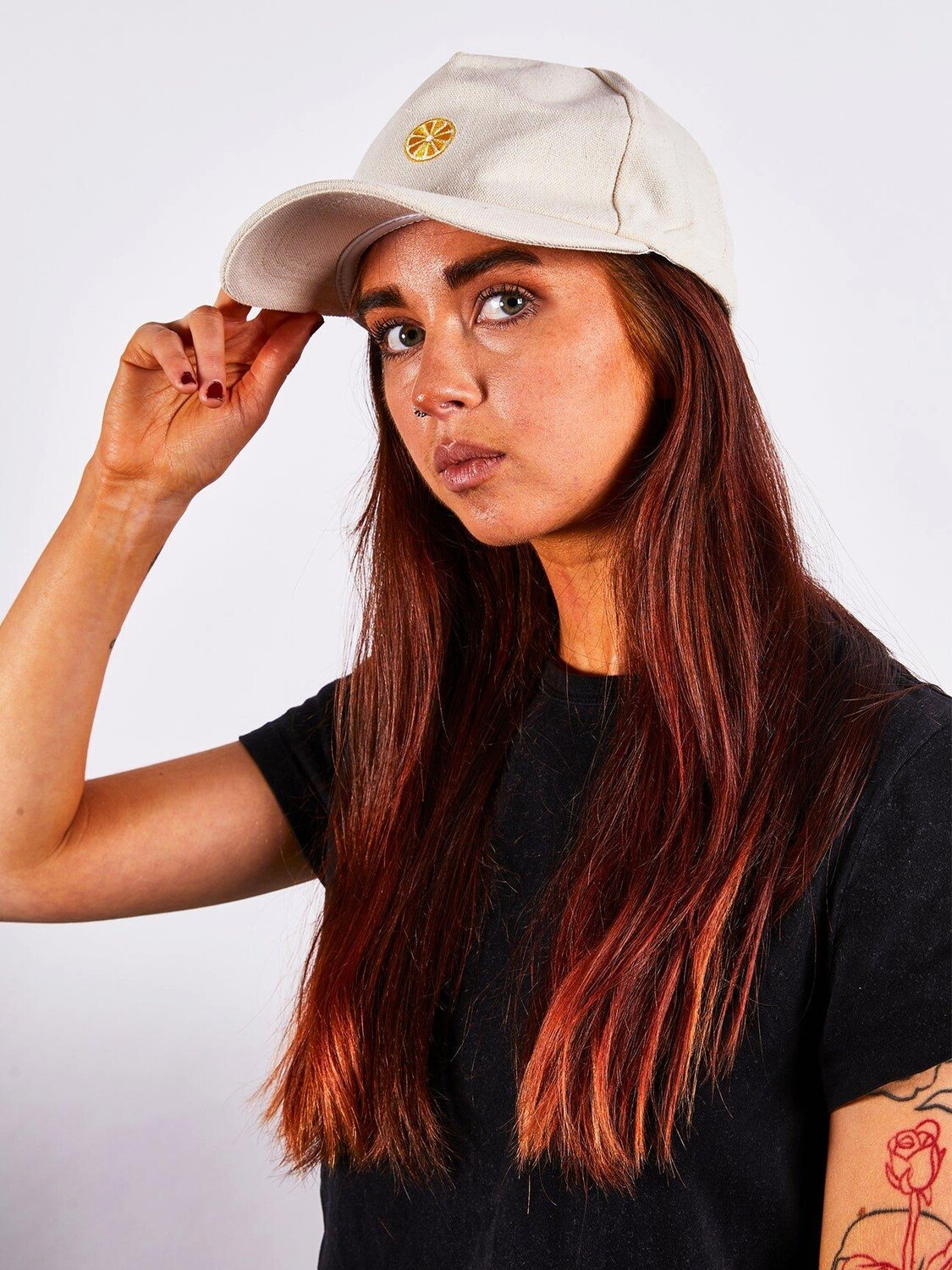 Кремовая хлопковая бейсболка с вышивкой лимона SVNX, обнаженная
Кремовая хлопковая бейсболка с вышивкой лимона SVNX, обнаженная