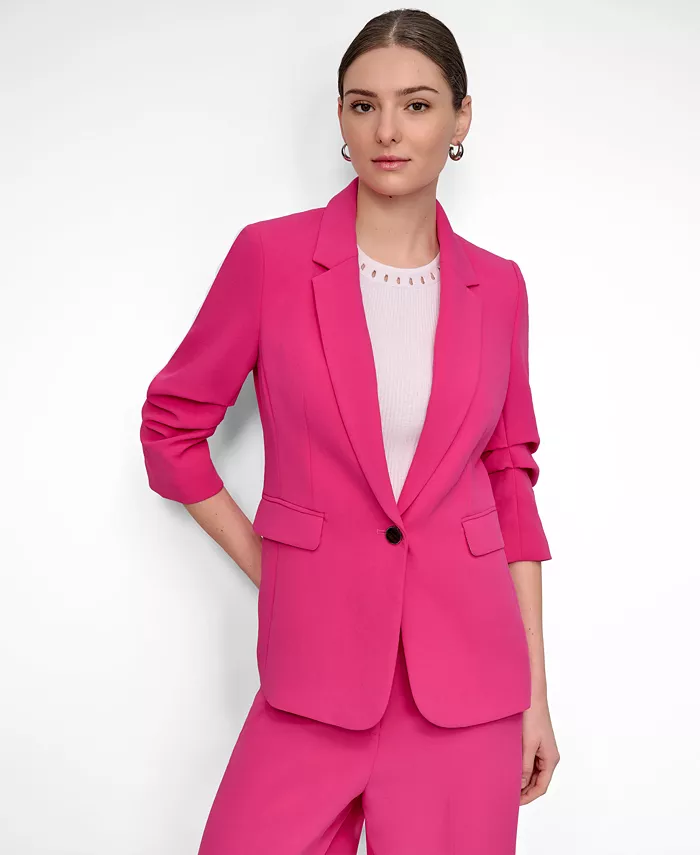 Маленький блейзер Aero Crepe с присборенными рукавами и застежкой на одну пуговицу DKNY, розовый
Маленький блейзер Aero Crepe с присборенными рукавами и застежкой на одну пуговицу DKNY, розовый