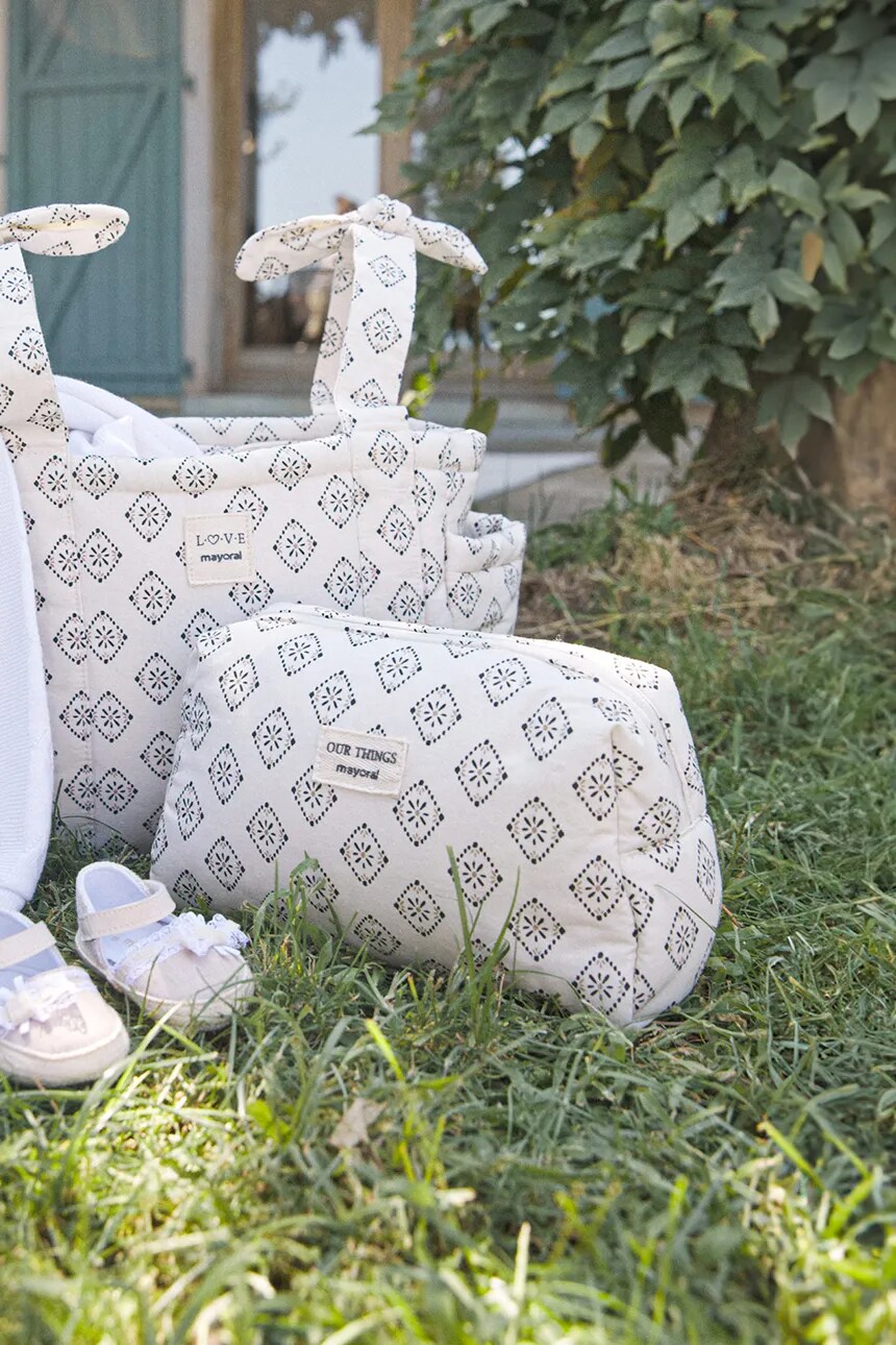 Косметичка для новорожденных Mayoral Newborn, бежевый
Косметичка для новорожденных Mayoral Newborn, бежевый