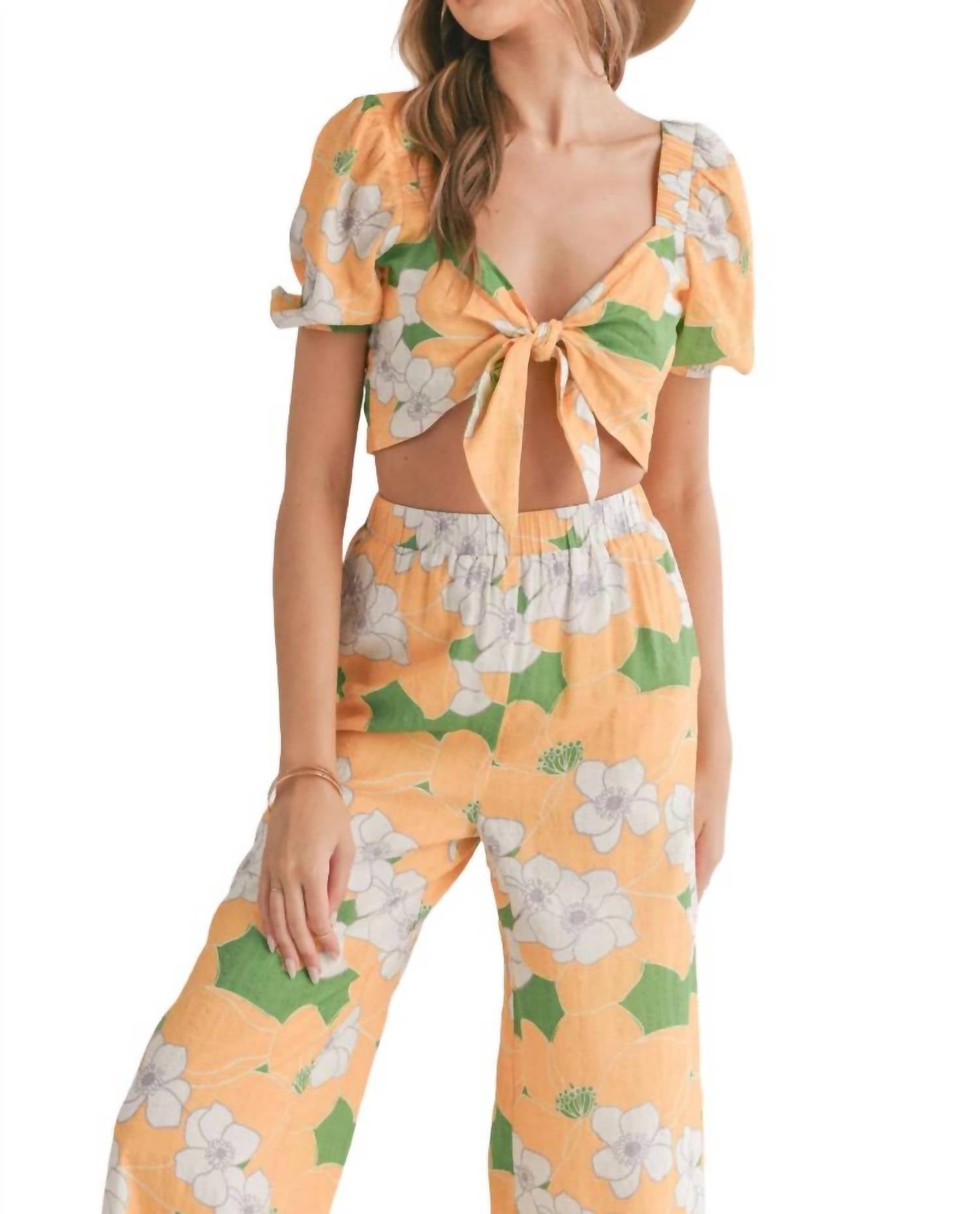 Укороченный топ с завязками спереди в цвете Desert Flower Sadie & Sage
Укороченный топ с завязками спереди в цвете Desert Flower Sadie & Sage