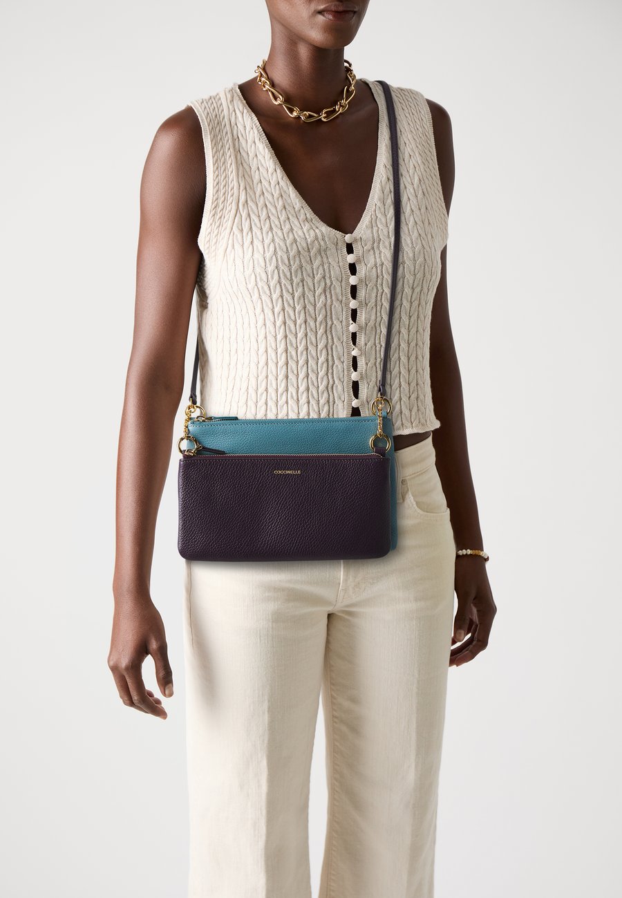 Сумка кросс-боди Coccinelle YVONNE, Prune/Arctic Blue/Lilac
Сумка кросс-боди Coccinelle YVONNE, Prune/Arctic Blue/Lilac