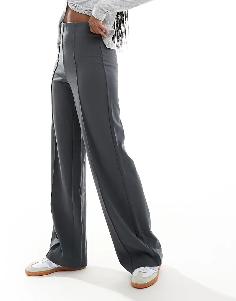 Широкие брюки со складками спереди серого цвета Vero Moda
Широкие брюки со складками спереди серого цвета Vero Moda