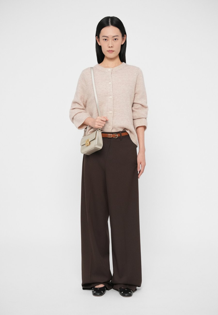 Сумка кросс-боди Armani Exchange AMY, Light Gold-Coloured/Beige
Сумка кросс-боди Armani Exchange AMY, Light Gold-Coloured/Beige