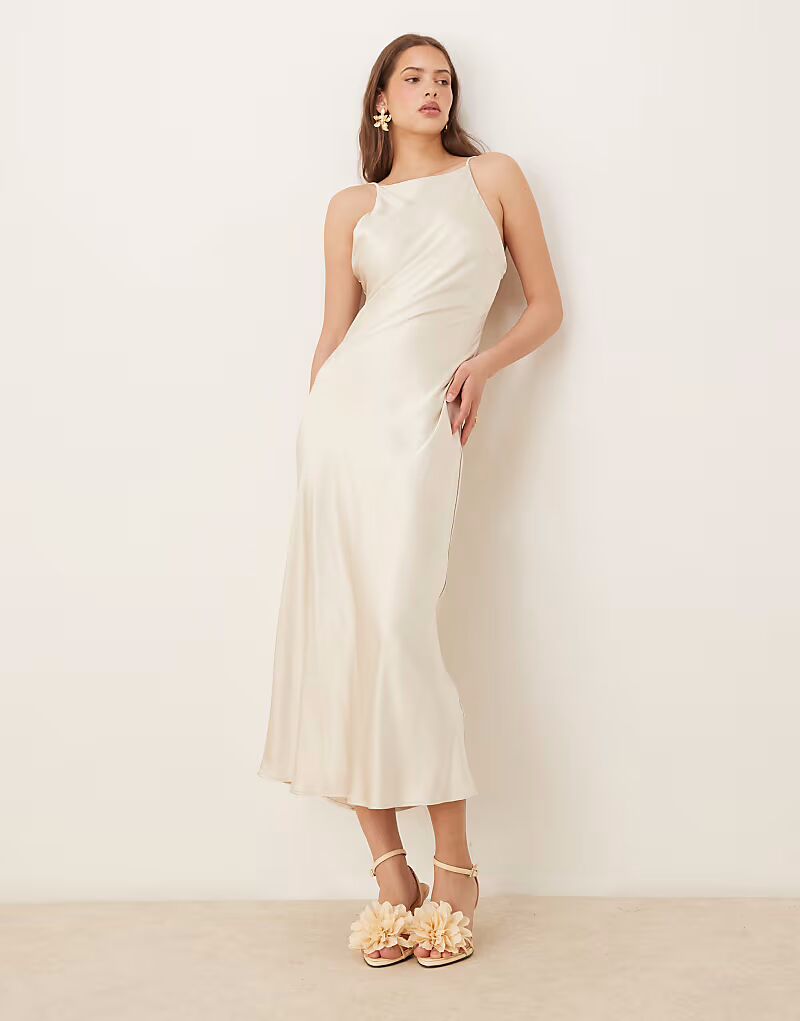 Платье Gina Tricot из атласа средней длины с высоким воротом светло-золотистого цвета
Платье Gina Tricot из атласа средней длины с высоким воротом светло-золотистого цвета