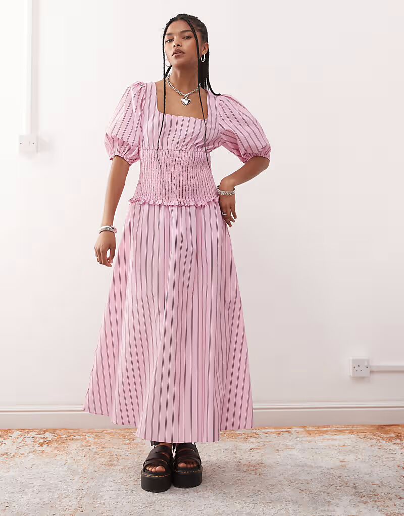 Платье макси COLLUSION с присборенной талией в розовую полоску
Платье макси COLLUSION с присборенной талией в розовую полоску