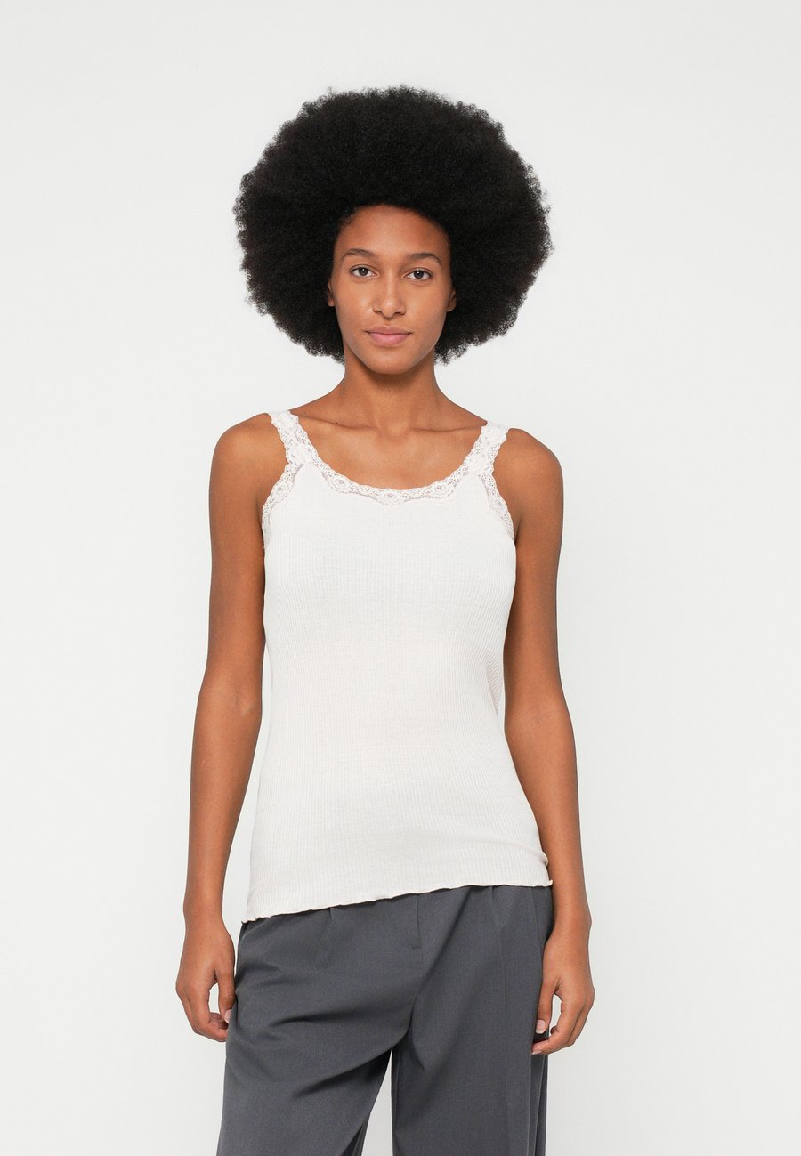 Топ Rosemunde BABETTE DEEP BACK, Soft Powder/White
Топ Rosemunde BABETTE DEEP BACK, Soft Powder/White