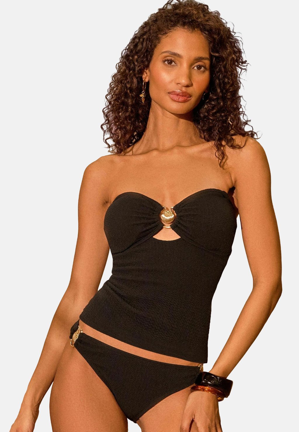 Верх бикини Love & Roses, черный
Верх бикини Love & Roses, черный