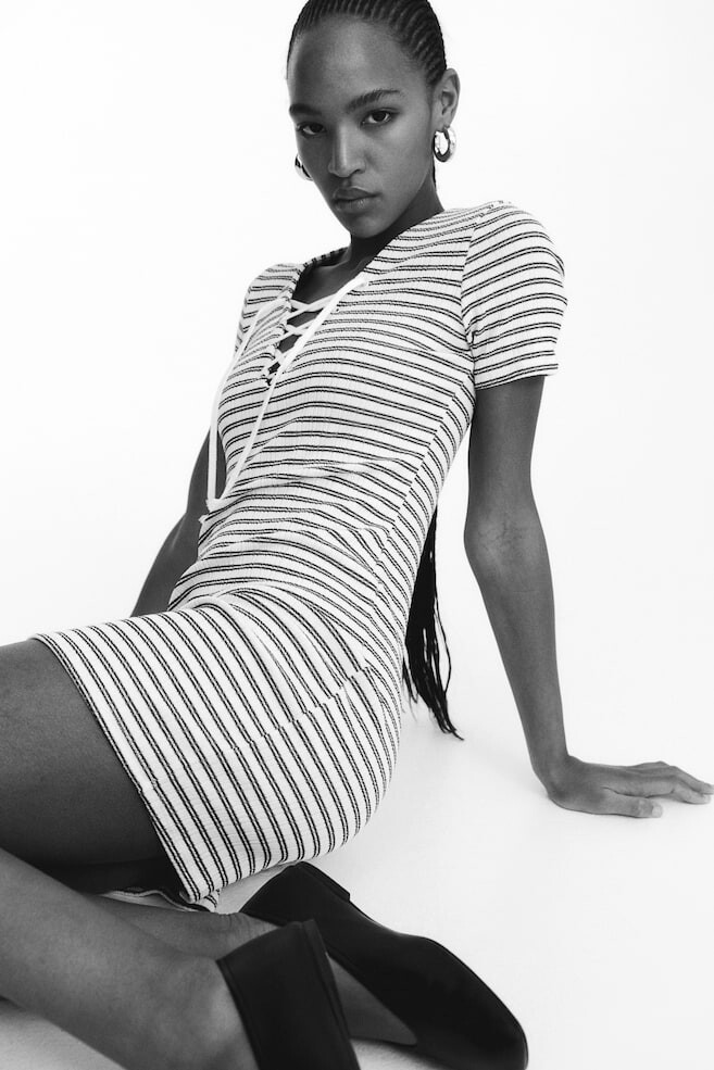 Облегающее платье со шнуровкой H&M, мультиколор
Облегающее платье со шнуровкой H&M, мультиколор