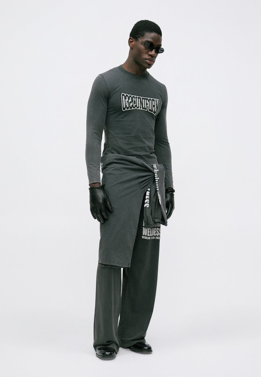 Топ 032c ONE DOLLAR BILL UNISEX, Faded Black/Anthracite
Топ 032c ONE DOLLAR BILL UNISEX, Faded Black/Anthracite