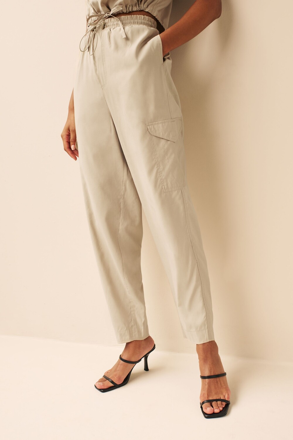 Брюки-карго на эластичных завязках Next, серый
Брюки-карго на эластичных завязках Next, серый