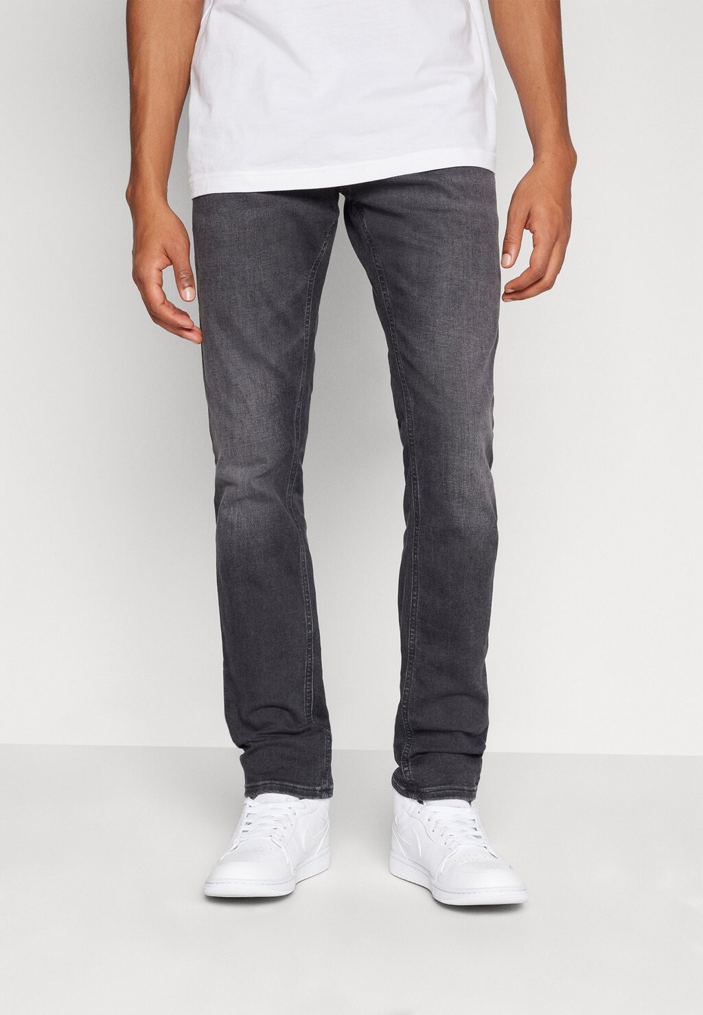 Джинсы приталенного кроя SCANTON SLIM Tommy Jeans, деним черный
Джинсы приталенного кроя SCANTON SLIM Tommy Jeans, деним черный