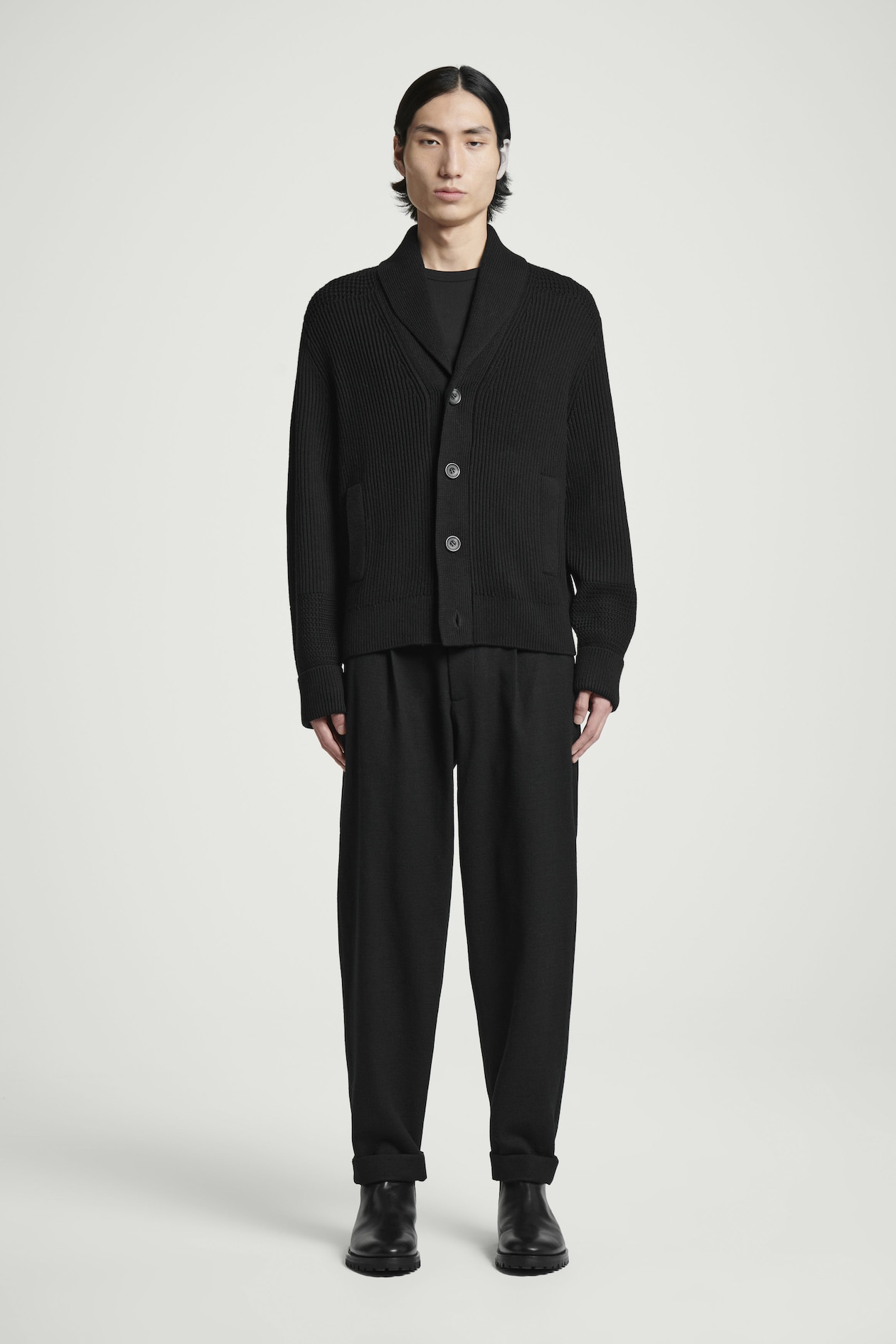 Шерстяные брюки с зауженными ногами COS, черный
Шерстяные брюки с зауженными ногами COS, черный