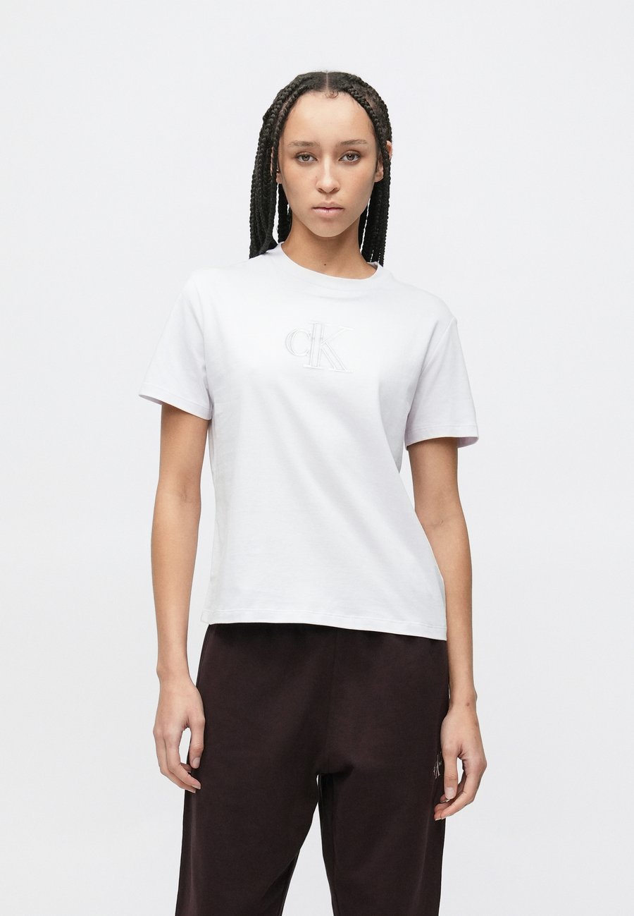 Футболка Calvin Klein Jeans CLASSIC SEASONAL GRAPHIC TEE, Frosty Lilac/Lilac, Фиолетовый, Футболка Calvin Klein Jeans CLASSIC SEASONAL GRAPHIC TEE, Frosty Lilac/Lilac
Футболка Calvin Klein Jeans CLASSIC SEASONAL GRAPHIC TEE, Frosty Lilac/Lilac, Фиолетовый, Футболка Calvin Klein Jeans CLASSIC SEASONAL GRAPHIC TEE, Frosty Lilac/Lilac