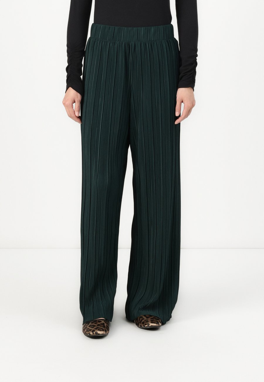 Брюки ONLY ONLRAVENNA PANT , Scarab/Dark Green
Брюки ONLY ONLRAVENNA PANT , Scarab/Dark Green