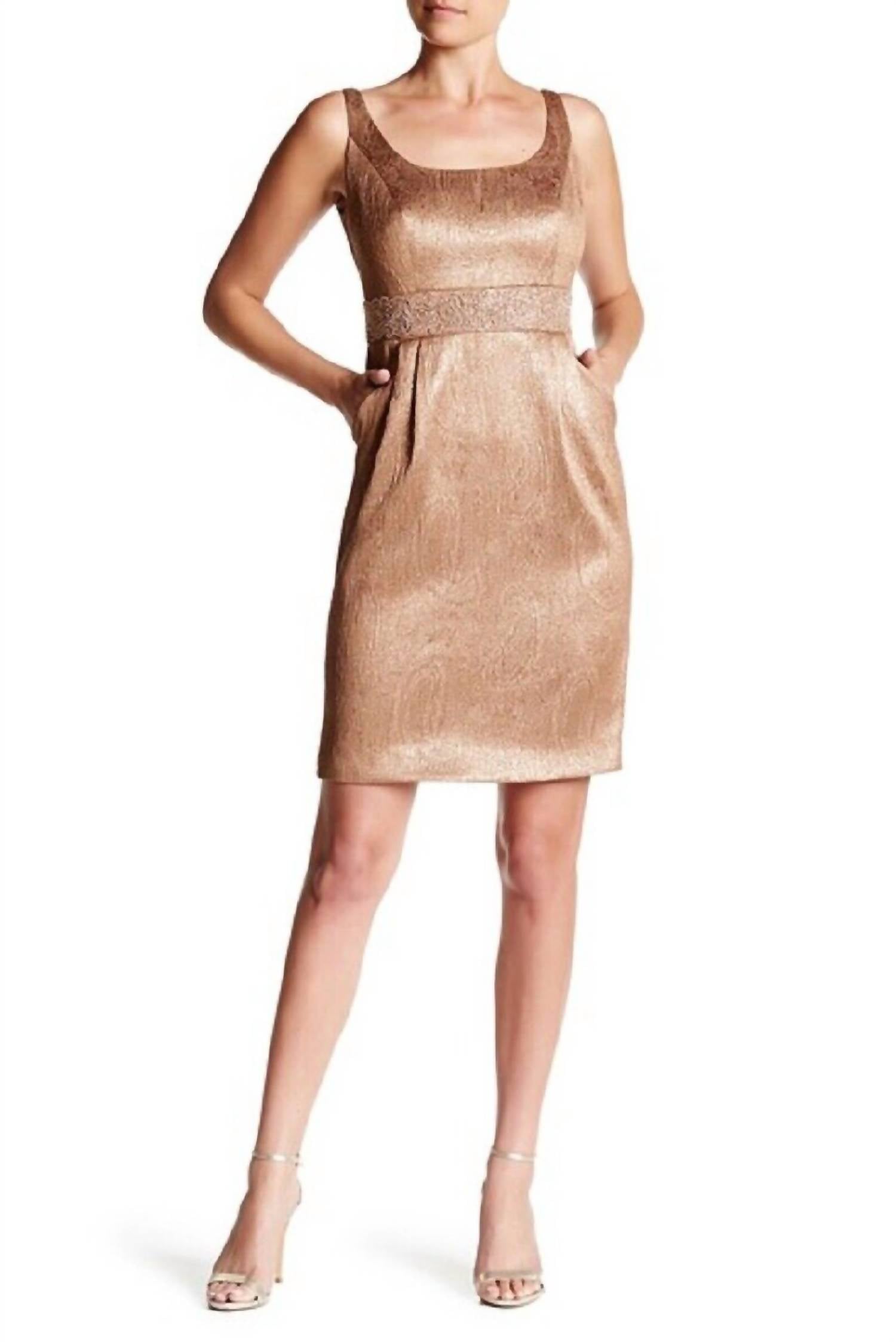 Платье-футляр миди из жаккарда бронзового цвета Carmen Marc Valvo, цвет bronze
Платье-футляр миди из жаккарда бронзового цвета Carmen Marc Valvo, цвет bronze