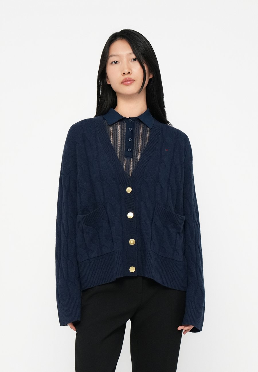 Кардиган Tommy Hilfiger SOFT CABLE CARDI, Dark Night Navy/Dark Blue
Кардиган Tommy Hilfiger SOFT CABLE CARDI, Dark Night Navy/Dark Blue