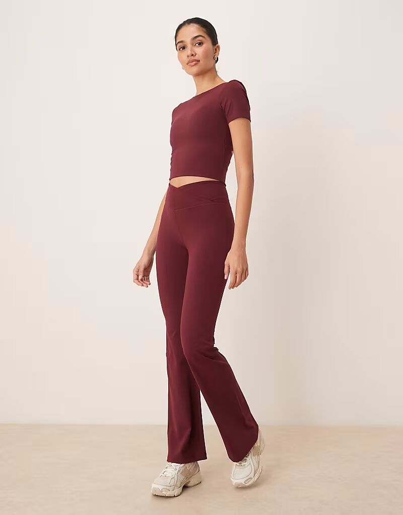 Расклешенные брюки для йоги Tala DayFlex с высокой талией, бордового цвета
Расклешенные брюки для йоги Tala DayFlex с высокой талией, бордового цвета