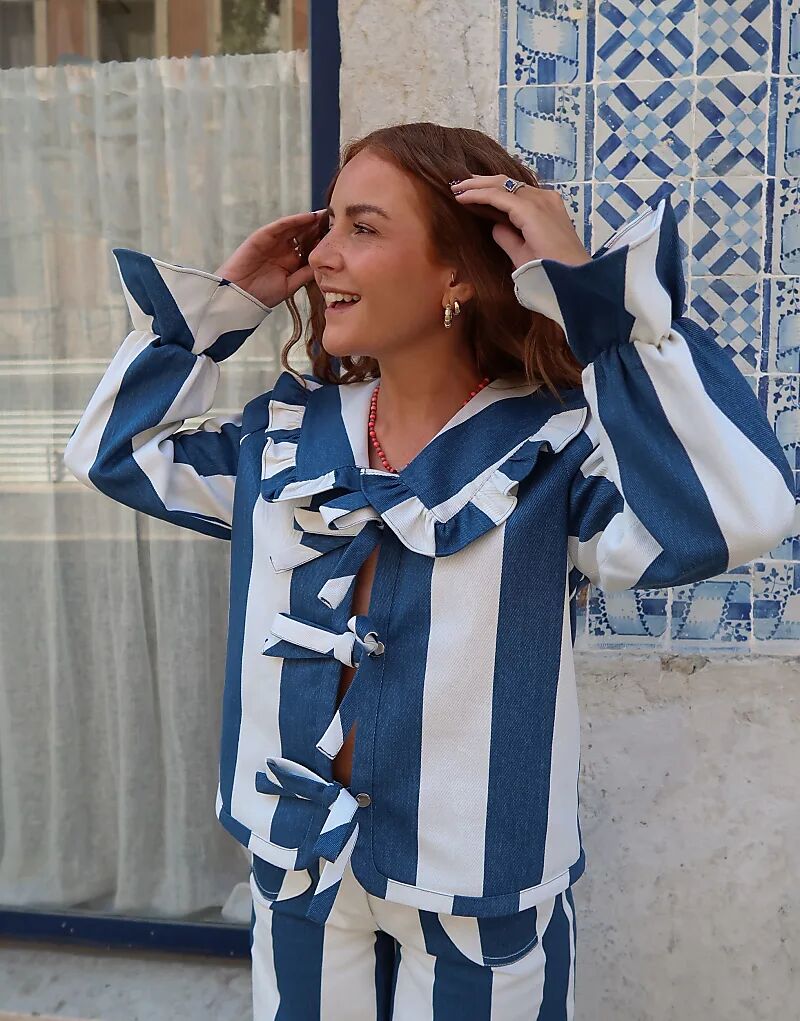 Пиджак Labelrail x Rebecca Olivia в полоску с завязками темно-синего и кремового цветов 
Пиджак Labelrail x Rebecca Olivia в полоску с завязками темно-синего и кремового цветов