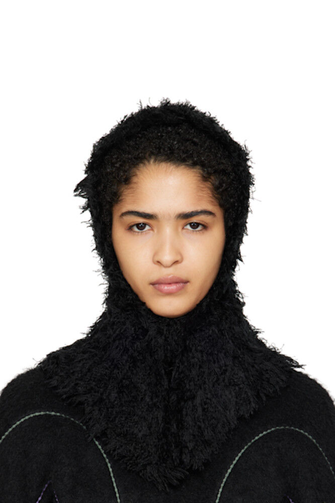 Черный вязаный капюшон Carla Kiko Kostadinov
Черный вязаный капюшон Carla Kiko Kostadinov