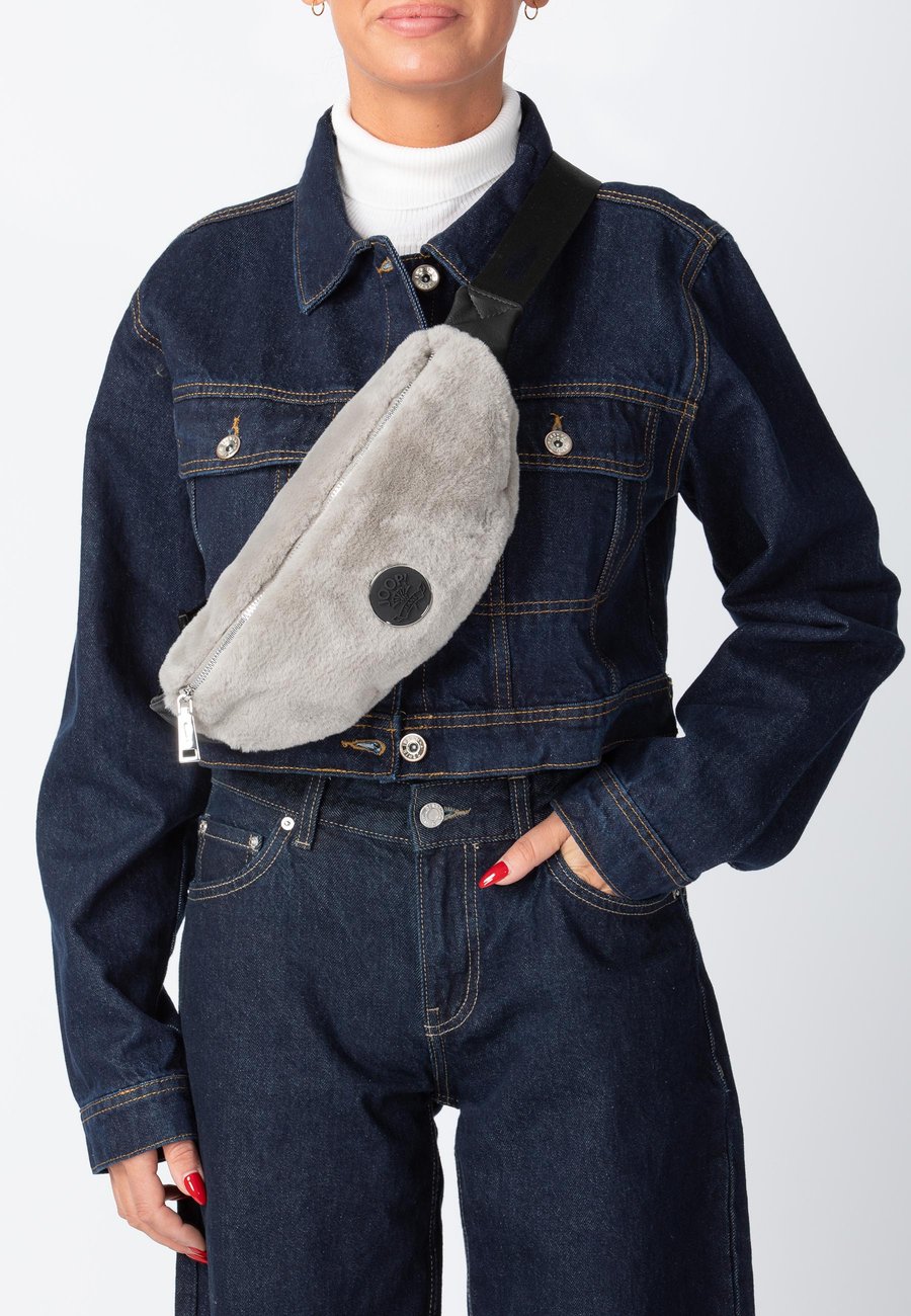 Сумка кросс-боди JOOP! Jeans HIP CONIGLIO BIBI, Grau/Grey
Сумка кросс-боди JOOP! Jeans HIP CONIGLIO BIBI, Grau/Grey