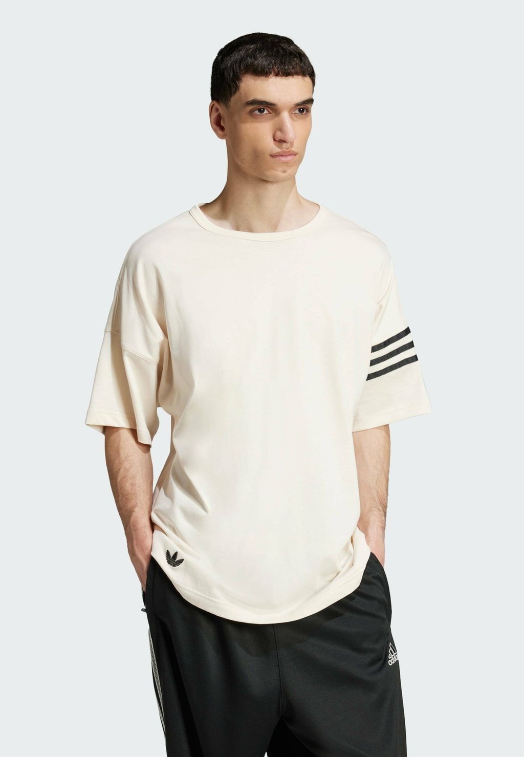 Футболка с принтом NEU C TEE adidas Originals, молочный 
Футболка с принтом NEU C TEE adidas Originals, молочный