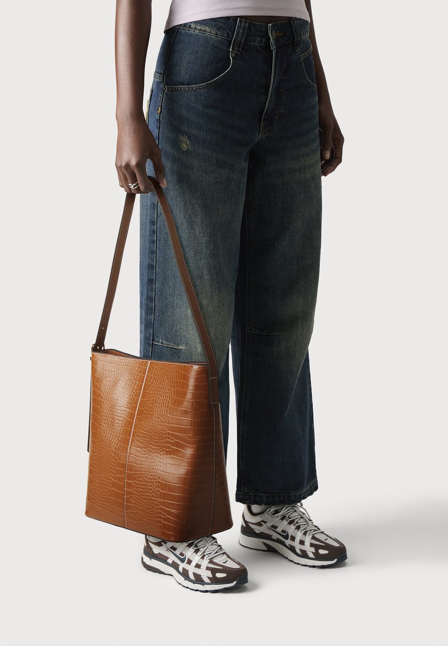 Сумка-шоппер Vero Moda VMTRIO BAG CROCO, Cognac
Сумка-шоппер Vero Moda VMTRIO BAG CROCO, Cognac