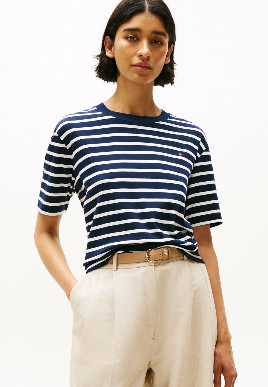 Футболка Tommy Hilfiger Basic T-shirt, Dark Night Navy Ecru Stp/Dark Blue, Синий, Футболка Tommy Hilfiger Basic T-shirt, Dark Night Navy Ecru Stp/Dark Blue
Футболка Tommy Hilfiger Basic T-shirt, Dark Night Navy Ecru Stp/Dark Blue, Синий, Футболка Tommy Hilfiger Basic T-shirt, Dark Night Navy Ecru Stp/Dark Blue