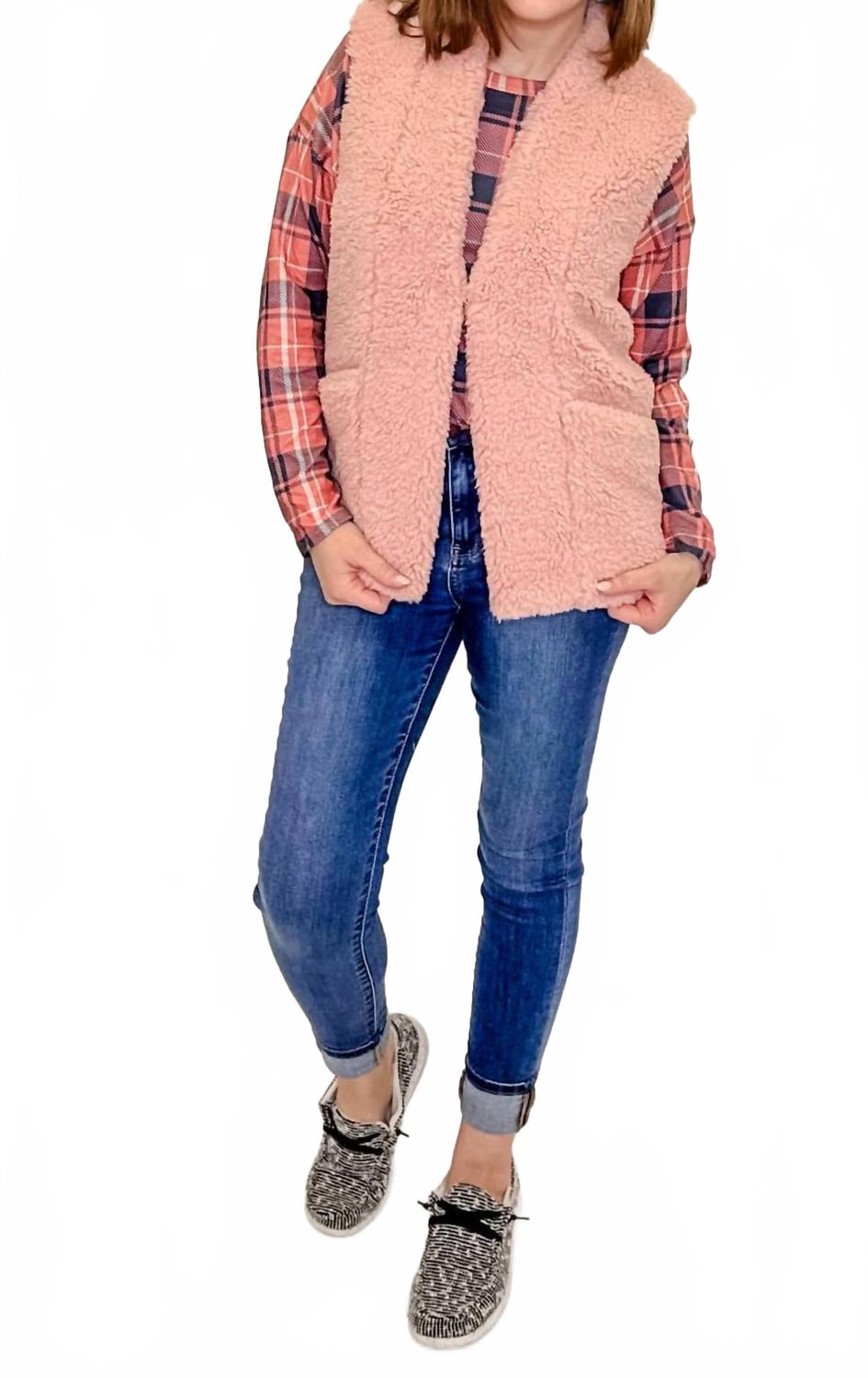 Жилет из искусственного меха цвета кварцевый розовый Charlie B, Quartz Pink
Жилет из искусственного меха цвета кварцевый розовый Charlie B, Quartz Pink