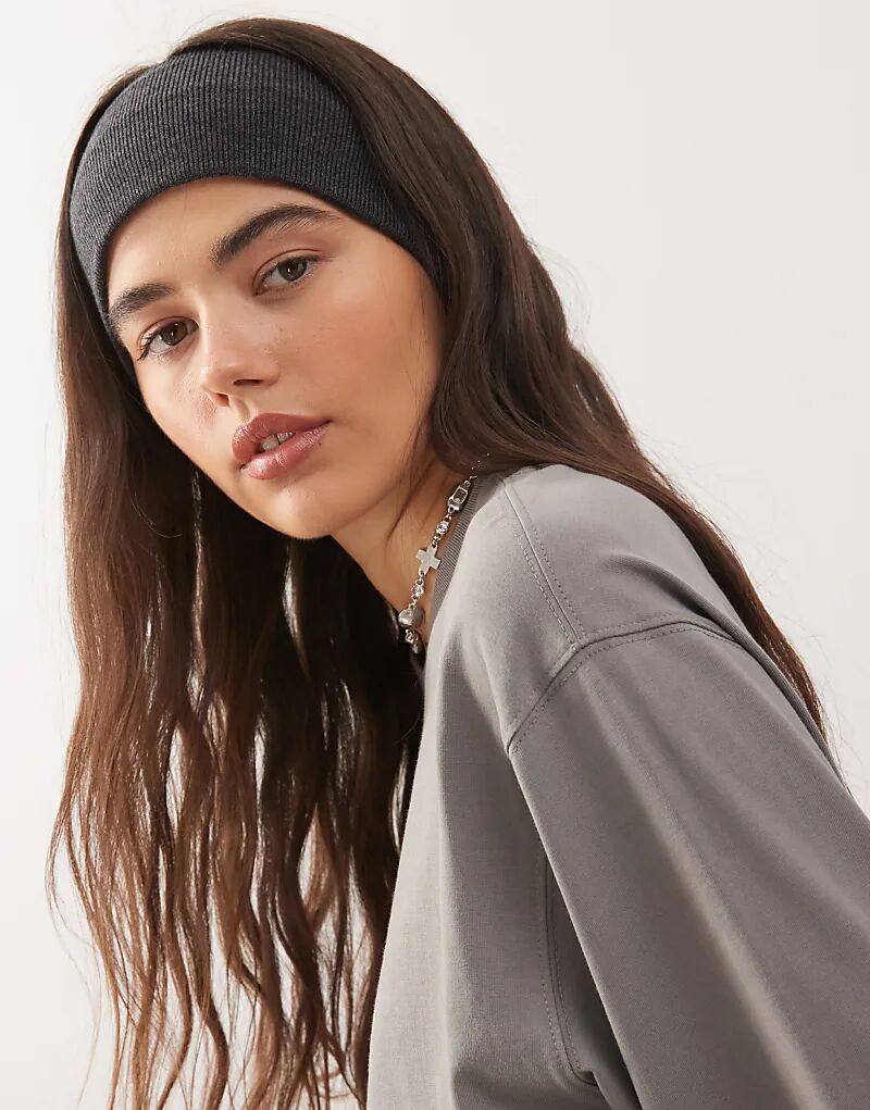 Вязаная повязка на голову Weekday в цвете темно-серый меланж
Вязаная повязка на голову Weekday в цвете темно-серый меланж