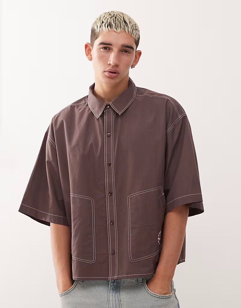 Рубашка свободного кроя с короткими рукавами и контрастной строчкой коричневого цвета Reclaimed Vintage
Рубашка свободного кроя с короткими рукавами и контрастной строчкой коричневого цвета Reclaimed Vintage