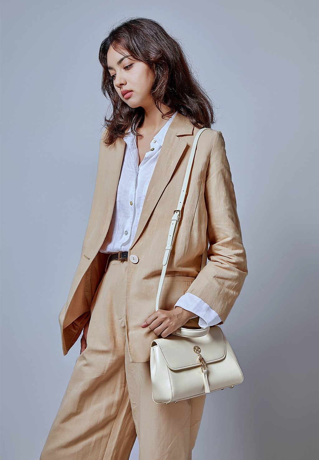 Сумка кросс-боди Victoria Hyde с декоративной застежкой, бежевый
Сумка кросс-боди Victoria Hyde с декоративной застежкой, бежевый